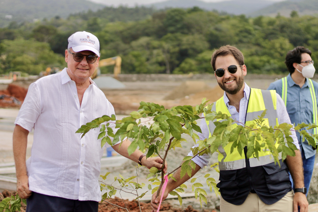 Henry Faarup Mauad y Henry Faarup Humbert sembrando un árbol en Ciudad Porta Norte